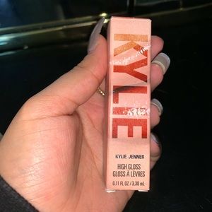 Kylie Jenner high gloss #208 “Slept on”. Bought at ulta, this past fall.